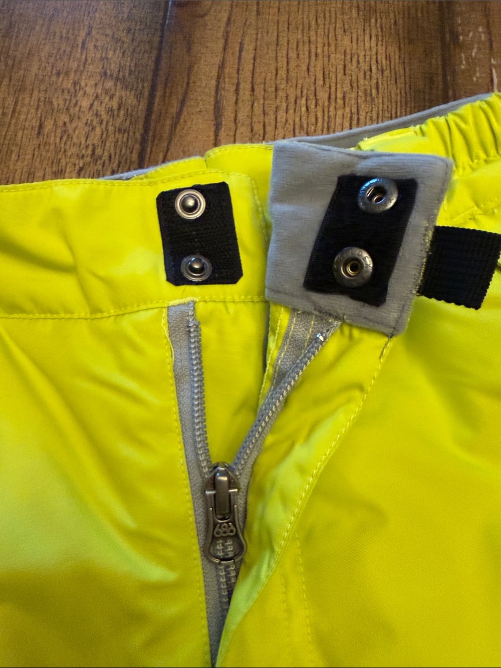 686 Kids Infinity Cargo Insulated Snowboard Pants in High-Visibility Yellow - Picture 8 of 16
